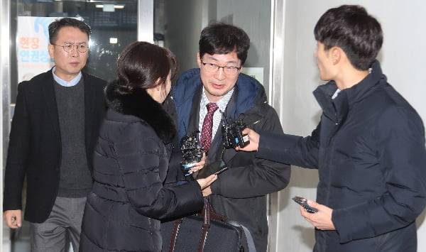 가수 김건모 측 변호인인 법무법인 서평 고은석 변호사(오른쪽)와 김 씨의 소속사 건음기획 손종민 대표가 13일 서울 강남경찰서에 고소장을 접수하기 위해 도착하고 있다. 사진=연합뉴스