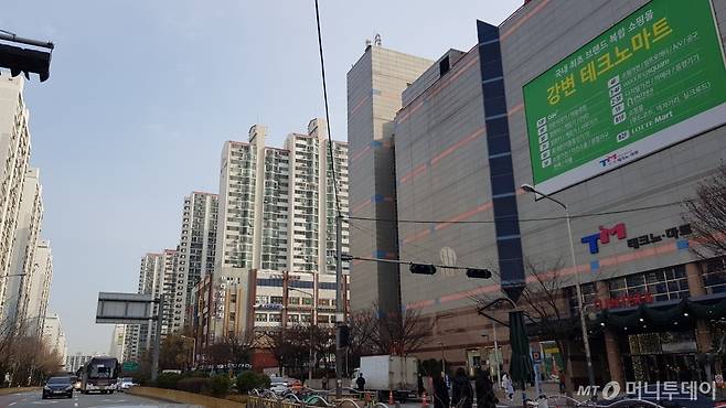 지하철2호선 강변역 인근 '강변 테크노마트'와 그 옆에 위치한 구의동 '현대프라임아파트' 단지 내 상가와 단지 모습이 보인다./사진= 박미주 기자