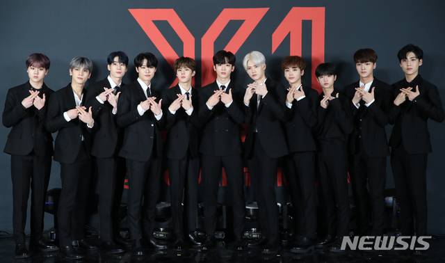 【서울=뉴시스】조수정 기자 = 프로젝트 그룹 '엑스원(X1)'이 27일 오후 서울 구로구 고척스카이돔에서 데뷔 미니 앨범 '비상: 퀀텀 리프(QUANTUM LEAP)' 쇼케이스를 앞두고 열린 기자간담회에서 포즈를 취하고 있다. 왼쪽부터 남도현, 이한결, 한승우, 조승연, 김우석, 김요한, 강민희, 송형준, 손동표, 차준호, 이은상. 2019.08.27. chocrystal@newsis.com