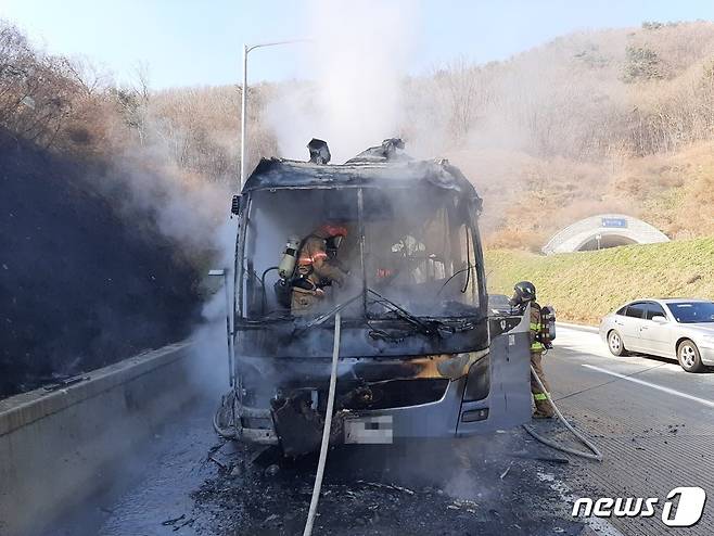 화재 진압 현장.(경기도소방재난본부 제공)© 뉴스1