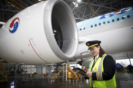 인천 영종도 대한항공 격납고에서 신 기장이 기체 외부 점검을 하고 있다. 장진영 기자