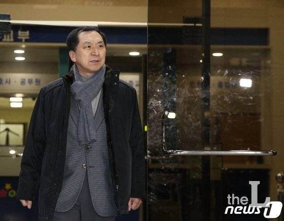 (서울=뉴스1) 신웅수 기자 = 청와대 하명수사 의혹을 제기한 김기현 전 울산시장이 15일 서울 서초구 서울중앙지검에서 참고인 조사를 마친 후 검찰청사를 나서고 있다. 2019.12.15/뉴스1 <저작권자 © 뉴스1코리아, 무단전재 및 재배포 금지>