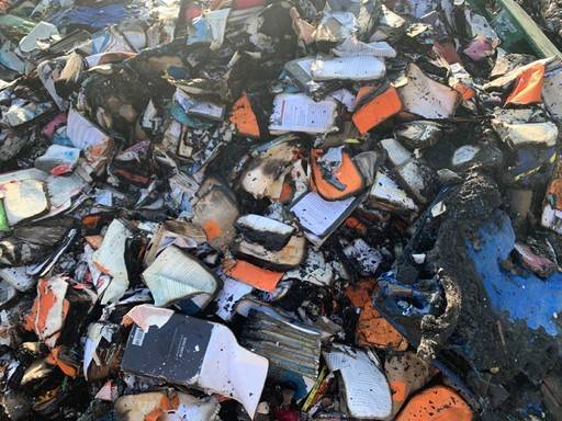 지난달 29일 오전 5시에 발생한 화재로 전소된 경기 파주시 북스로드 물류창고와 불에 타고 물에 젖은 책들.&nbsp;OBJMEDIA 제공