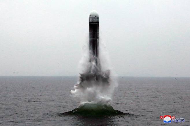 북한이 새형의 잠수함탄도탄 ‘북극성-3’형 시험발사를 성공적으로 진행했다고 지난 10월 3일 보도한 사진이다. [사진=연합뉴스]