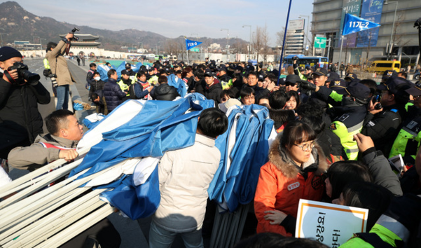 16일 오후 서울 종로구 광화문광장에서 민중공동행동 관계자들이 협상 중단 등을 요구하며 천막을 설치하고 있다. /뉴시스