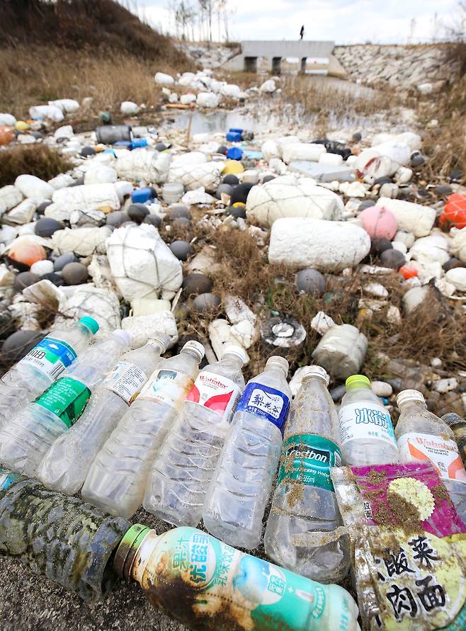 5일 전남 신안군 자은면 내치해변에 중국글씨가 있는 어구와 페트병이 해변에 널려있다. 프리랜서 장정필