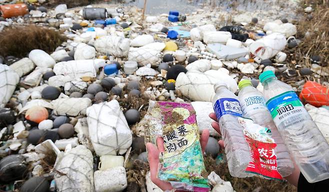 5일 전남 신안군 자은면 내치해변에 중국글씨가 있는 어구와 페트병이 해변에 널려있다. 신안-프리랜서 장정필