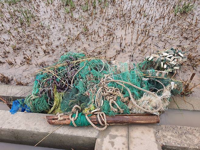 지난달 25일 양쯔강 하구 난후이 강변에 엉킨 폐그물이 버려져 있다. 진창일 기자