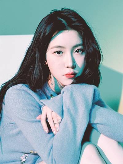 최근 발표한 음반의 타이틀곡 ‘스퀘어’로 각종 음원 차트 정상을 석권한 가수 백예린. 소속사 블루 바이닐은 “이번 음반은 총 18곡 중 17곡이 영문 가사”라며 “영문 가사곡이 차트 1위를 달성한 것은 최초의 사례”라고 전했다. 블루 바이닐 제공