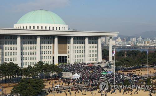 보수단체, 국회에서 '선거법·공수처법 반대' (서울=연합뉴스) 진성철 기자 = 자유한국당의 '패스트트랙 법안 날치기 상정 저지 규탄대회'에 참가한 보수단체 회원들이 16일 국회 본청 앞에서 '선거법과 공수처법'에 반대집회를 하고 있다.   2019.12.16 zjin@yna.co.kr