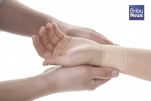 가정 상비약으로 흔히 쓰이는 파스는 용도에 맞게 사용해야 효과를 볼 수 있다. ⓒ베이비뉴스