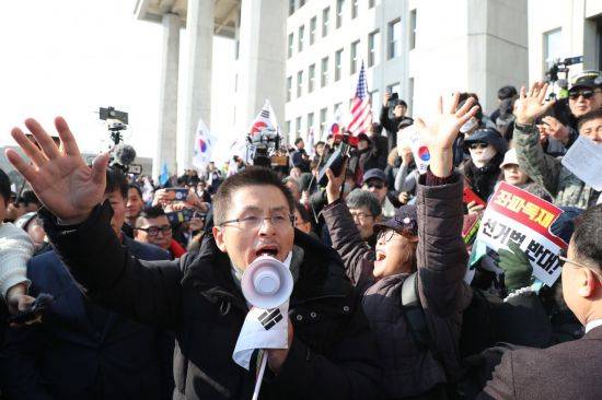 자유한국당 황교안 대표가 16일 서울 여의도 국회에서 열린 '공수처법 선거법 날치기 저지 규탄대회' 참가자들과 함께 시위를 벌이고 있다. [이미지출처=연합뉴스]