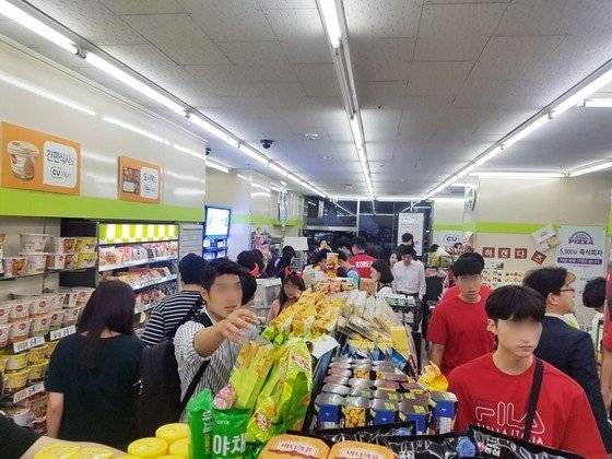 편의점 CU에서 월드컵 거리 응원에 나선 시민들이 제품을 구매하고 있다. [사진 CU]
