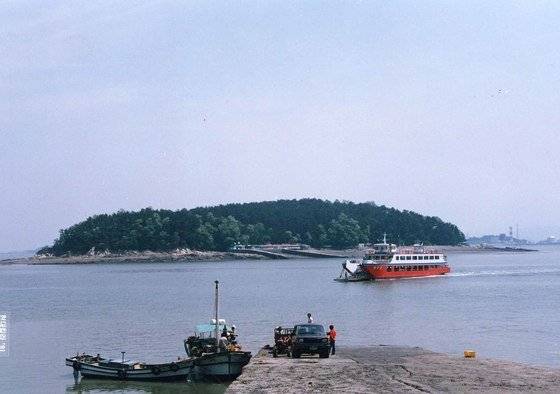 영종도에서 바라본 작약도. [중앙포토]