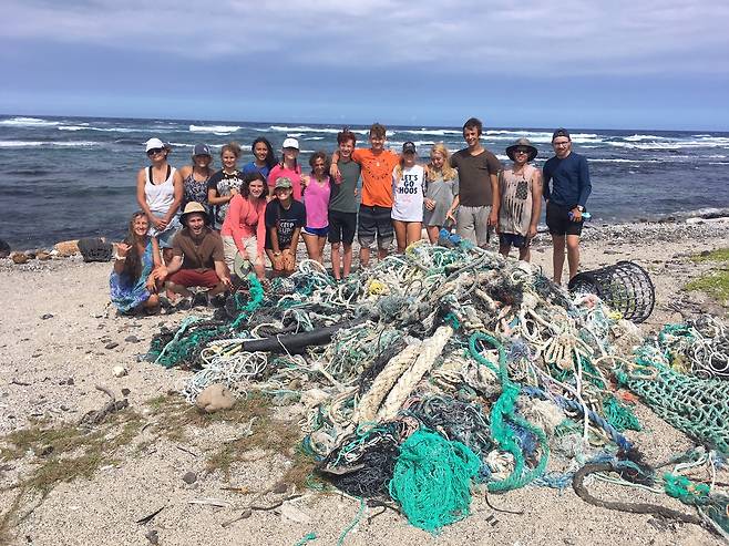 하와이 야생동물 기금(Hawaii Wildlife Fund) 회원 등이 카밀로 해변에서 정화활동을 벌이고 있다. 폐어망 등을 잔뜩 수거한 모습. [사진 HWF]