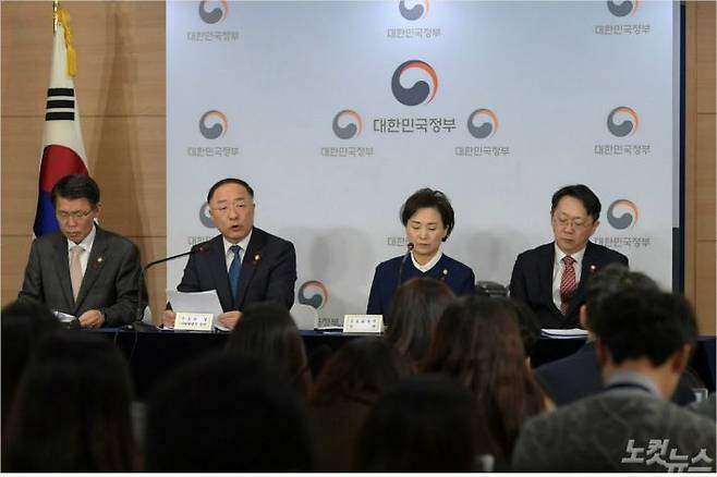 홍남기(왼쪽 두번째) 경제부총리 겸 기획재정부 장관이 16일 오후 서울 종로구 정부서울청사에서 열린 '주택시장 안정화 방안 관련 관계부처 합동브리핑'에서 정책을 발표하고 있다. 은성수(왼쪽부터) 금융위원장, 홍남기 경제부총리 겸 기획재정부 장관, 김현미 국토교통부 장관, 김현준 국세청장. (사진=이한형 기자/자료사진)