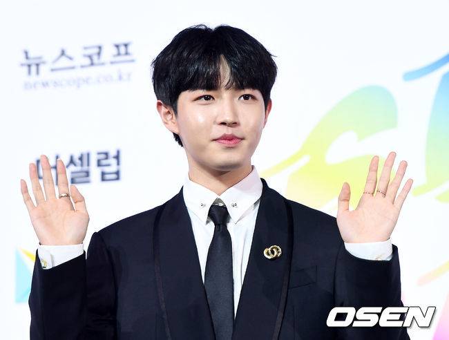 [OSEN=이대선 기자]가수 김재환이 입장하며 포즈를 취하고 있다./sunday@osen.co.kr