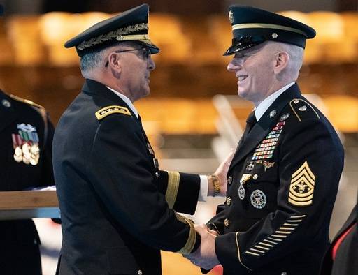 주한미군 사령관(2013∼2016)을 지낸 커티스 스캐퍼로티 예비역 육군 대장(왼쪽)이 지난 13일 옛 부하인 존 웨인 트록셀 합참 주임원사의 이임식에서 그와 악수하고 있다. 37년간 미 육군에 복무한 트록셀 원사는 곧 퇴역한다. 미 국방부