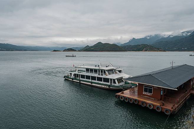 동강호를 유람하는 유람선. 1986년 완공된 동강댐이 동강을 호수로 만들었다