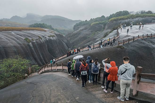 비천산을 찾은 관광객들. 산이지만 언덕 수준이다