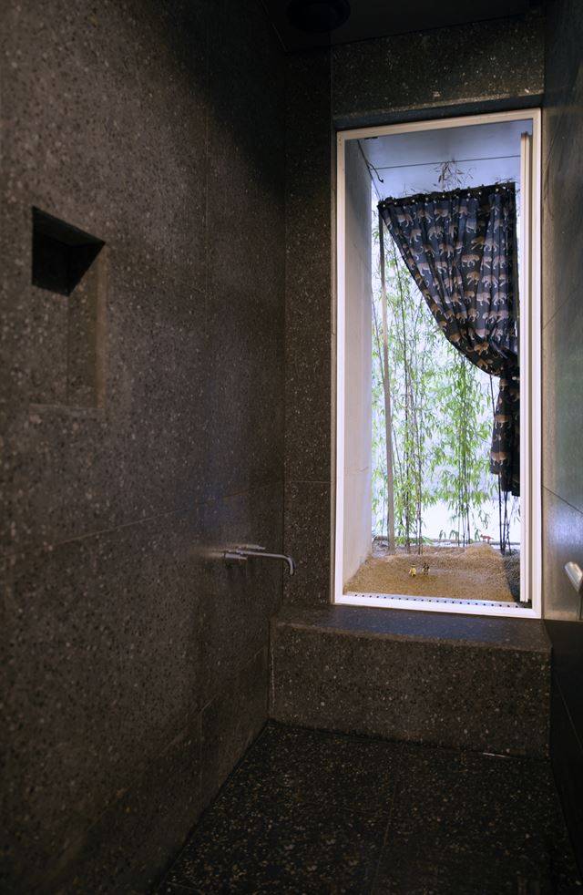 지하 1층 ‘1인 목욕실’에 큰 창을 내어 노천탕의 느낌을 냈다. 유일주택에 사는 이들이 편안하게 휴식할 수 있게 배려한 공간이다. 홍석경씨 제공