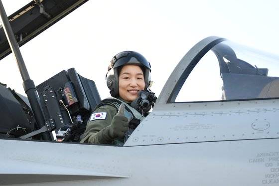 공군 첫 여성 비행대 대장들. 사진은 FA-50 전투기에 탄 전투비행대대장 박지연 중령. [사진 공군]