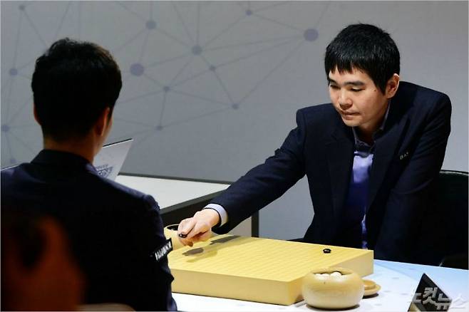 프로바둑 기사 이세돌 9단이 18일 오후 서울 강남구 바디프랜드 도곡타워에서 국산 인공지능(AI) ‘한돌’ 과 은퇴대국을 갖고 있다. (사진=황진환 기자)