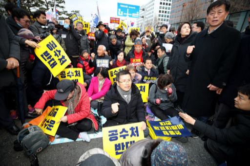 자유한국당 황교안 대표 등 집회 참석자들이 17일 오후 국회 정문 앞에서 열린 ''공수처법 선거법 날치기 저지 규탄대회''에서 관련 구호를 외치고 있다. 연합뉴스