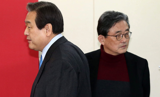 2016년 2월 11일 김무성 새누리당 대표(왼쪽)가 서울 여의도 당사에서 열린 공천관리위원 임명장 수여식에서 이한구 공천관리위원장 앞을 엇갈려 지나가고 있다. [전영한 동아일보 기자]