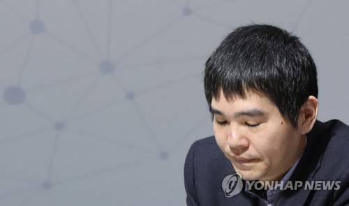 이세돌, AI 한돌과의 승부 (서울=연합뉴스) 홍해인 기자 = 이세돌 9단이 18일 서울 강남구 바디프랜드 도곡타워에서 '바디프랜드 브레인마사지배 이세돌 vs 한돌' 은퇴 대국을 펼치며 생각에 잠겨 있다. 한돌은 NHN이 2017년 12월 선보인 바둑 인공지능(AI) 프로그램이다.      한국 바둑의 간판으로 활동했던 이세돌 9단은 한국기원에 사직서를 제출하며 24년 4개월간의 현역 프로 기사 생활을 마감하고 전격 은퇴했다. 2019.12.18 hihong@yna.co.kr