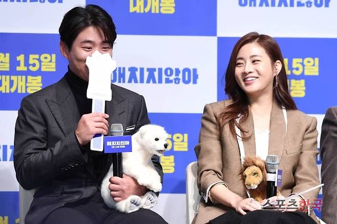 영화 '해치지않아' (감독 손재곤) 제작보고회에 참석한 안재홍, 강소라.  사진=이혜영 기자 lhy@hankooki.com