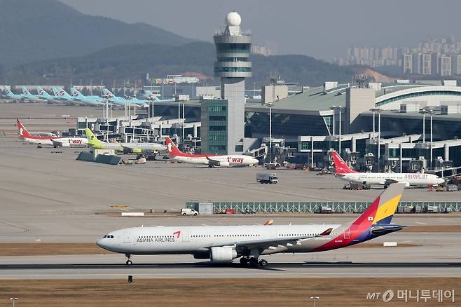 인천국제공항 활주로에서 항공기가 이륙을 준비하고 있다. /사진제공=뉴스1