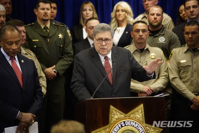[앨버커키( 뉴 멕시코)= AP/뉴시스] 미국에서 가장 강력범죄 발생률이 높은 7개 도시에 대해 대대적인 단속작전을 발표한 윌리엄 바 법무장관이  11월 12일 뉴멕시코주의 앨버커키에서 수배범 330명에 대한 체포를 발표하고 있다.