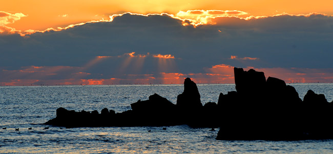Sunset : 충남 서천 비인면 장포리 해변의 군함바위 너머로 해가 지는 모습.