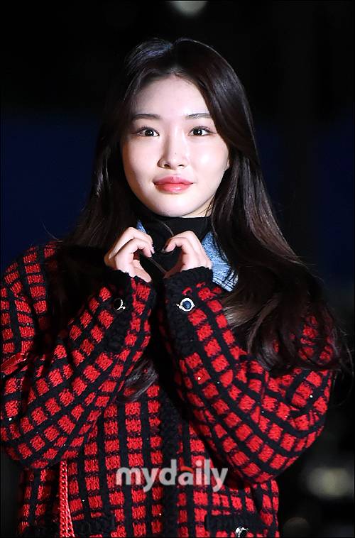 ▲ 청하 '수줍게 건네는 하트'