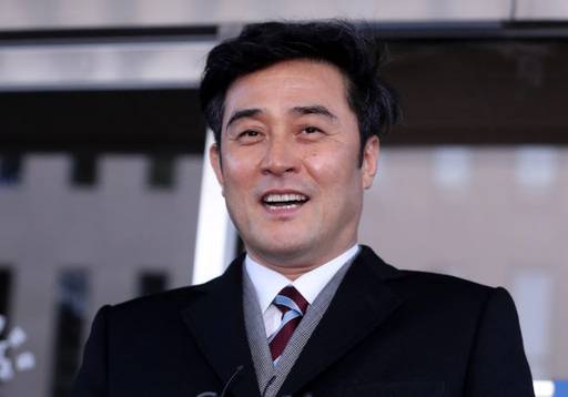 배우 최민수가 20일 오전 서울 양천구 남부지방법원에서 열린 항소심 선고 공판을 마친 후 취재진의 질문에 답하고 있다.