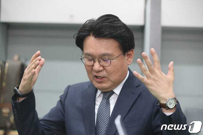 황운하 대전지방경찰청장이 27일 오후 대전지방경찰청 브리핑실에서 긴급 기자회견을 열고 지난해 6·13 지방선거 당시 김기현 울산시장의 측근을 청와대의 하명을 받아 수사했다는 논란에 관해 입장을 밝히고 있다. 2019.11.27/뉴스1 © News1 주기철 기자
