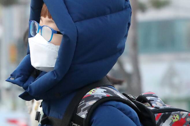 겨울철 마스크를 쓴 초등학생이 등굣길 발걸음을 재촉하고 있다. [뉴스1]