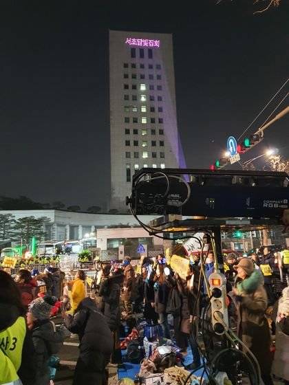 집회 주최측은 중앙지방검찰청 서쪽 벽면에 레이저로 구호를 쏘기도 했다. 편광현 기자
