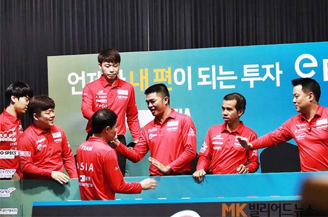 경기를 마친 허정한과 축하를 나누고 있는 아시아팀 선수들.