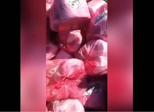 주민들에게 줄 선물이 실린 카르텔의 트럭 [트위터(@LPueblo2) 영상 캡처]