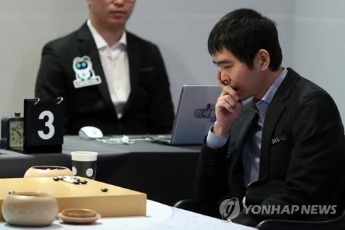 이세돌, AI와 '마지막 대국' (신안=연합뉴스) 정회성 기자 = 이세돌 9단이 21일 전남 신안군 엘도라도리조트에서 열린 '바디프렌드 브레인마사지배 이세돌 vs 한돌' 은퇴 대국 제3국을 펼치고 있다. 2국에서 패한 이세돌 9단은 한돌의 우위를 인정해 2점을 먼저 깔고 시작하는 접바둑으로 3국을 진행한다.      한국 바둑 간판으로 활동한 이세돌 9단은 NHN이 2017년 12월 선보인 바둑 인공지능(AI) 프로그램인 한돌과의 대국을 끝으로 24년 4개월간의 현역 프로 기사 생활을 마치고 은퇴한다. 2019.12.21 hs@yna.co.kr