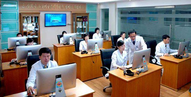 북한 노동당 기관지 노동신문은 20일 "과학기술 보급을 실속있게 해 치료예방사업에 적극 이바지 하고있다"라며 류경치과병원 직원들이 교육받고 있는 사진을 보도했다. 노동신문/뉴스1