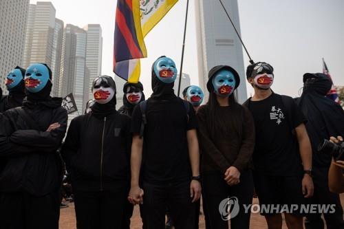 신장 위구르족 지지 시위하는 홍콩 시민들 [EPA=연합뉴스]