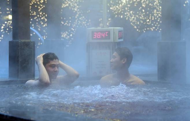 이천 미란다 스파플러스에서 젊은이들이 온천수에 몸을 담그고 휴식을 취하고 있다.