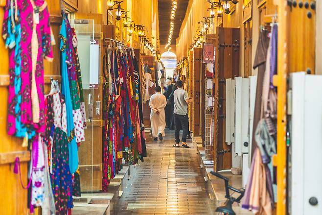 기도가 끝나고 다시 문을 여는 시장의 모습