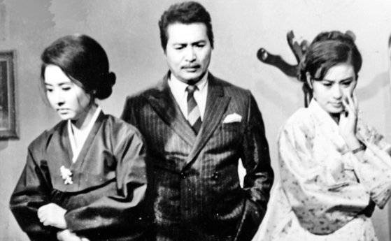 1960년대 한국 멜로 영화의 한 획을 그은 정소영 감독의 ‘미워도 다시 한번’. 전계현·신영균·문희(왼쪽부터)의 삼각 관계를 다뤘다. [중앙포토]