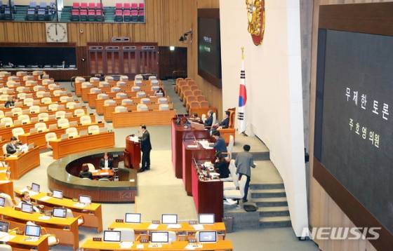 주호영 자유한국당 의원이 24일 서울 여의도 국회 본회의에서 자정을 넘겨 '선거법 개정안'에 대해 무제한토론을 이어가고 있다. /사진=뉴시스