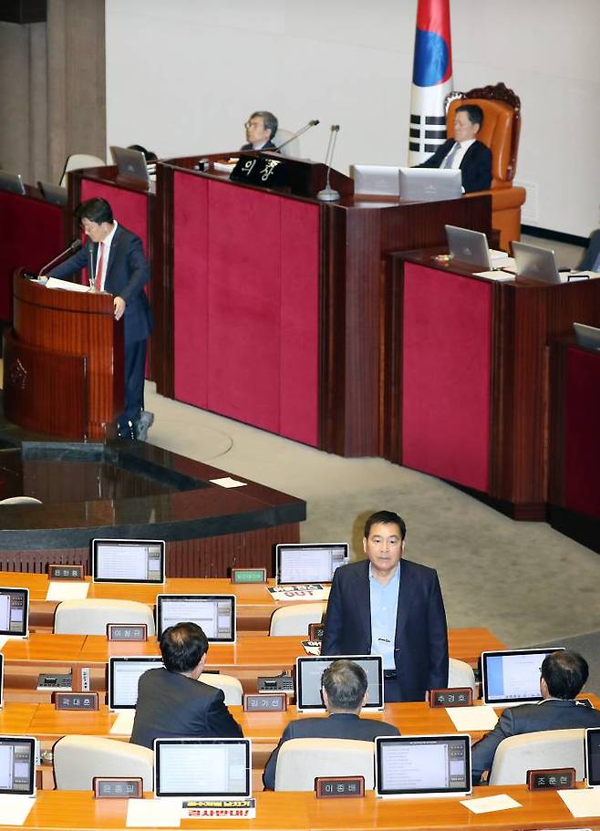 심재철 자유한국당 원내대표가 24일 오전 권성동 의원이 필리버스터(무제한 토론)를 하는 서울 여의도 국회 본회의장을 찾아 대책을 논의하고 있다. 2019.12.24.  /사진=뉴시스