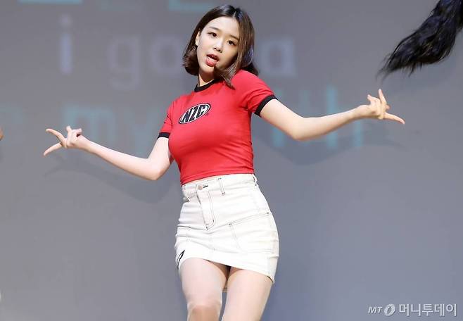 그룹 버스터즈 채연이 31일 오후 서울 강서구 호서예술실용전문학교에서 진행된 새로운 미니앨범 'Pinky promise' 발매 기념 쇼케이스에서 멋진 무대를 선보이고 있다. / 사진=김휘선 기자 hwijpg@